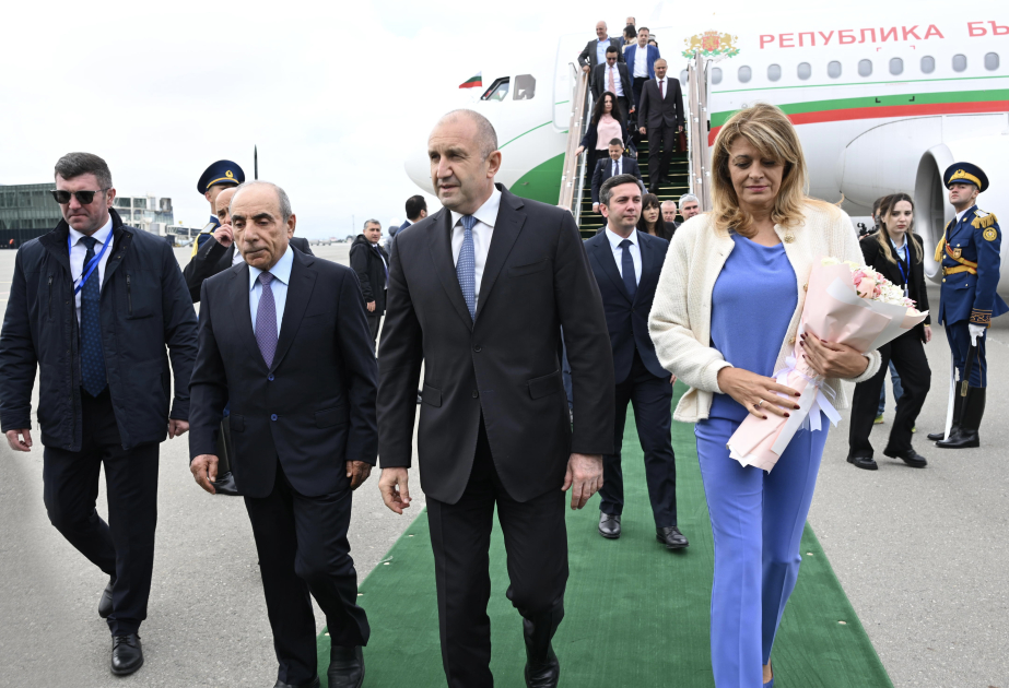 El Presidente búlgaro llegó en visita oficial a Azerbaiyán