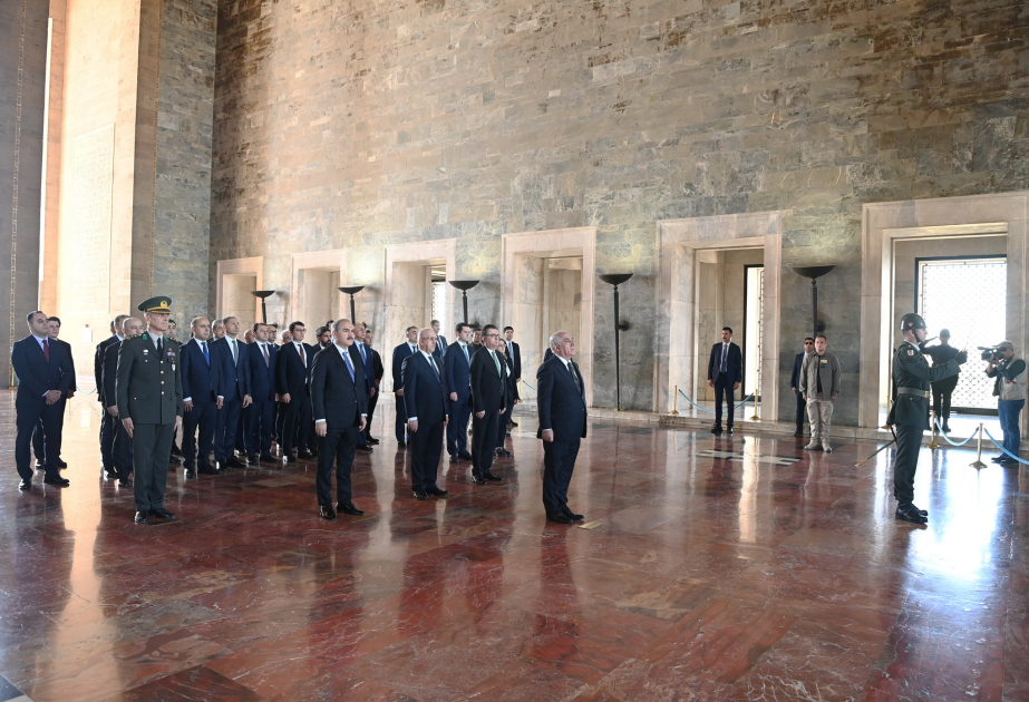 Azerbaijani PM visits Anitkabir in Ankara