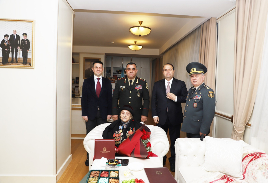 Səfərbərlik və Hərbi Xidmətə Çağırış üzrə Dövlət Xidməti 102 yaşlı veteranı təltif edib