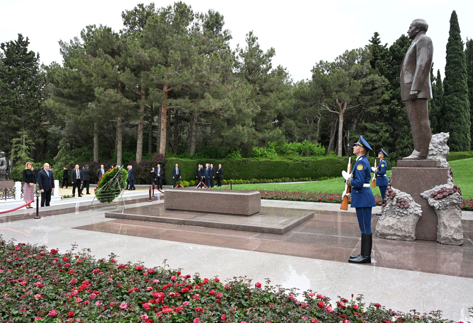 Bolqarıstan Prezidenti Rumen Radev Fəxri xiyabanda Ulu Öndərin məzarını ziyarət edib