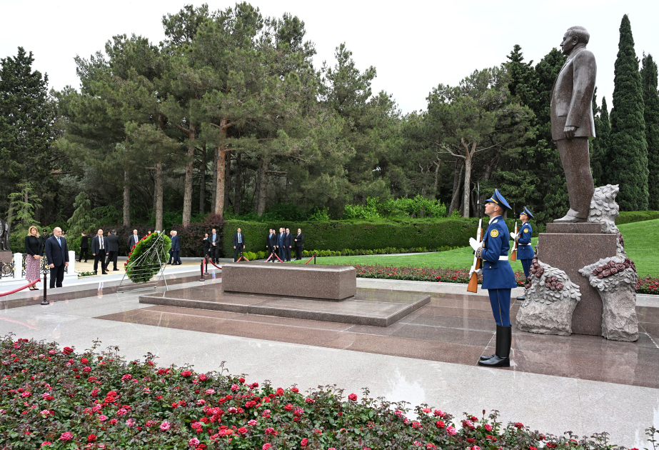 President of Bulgaria visits grave of National Leader Heydar Aliyev in Alley of Honors