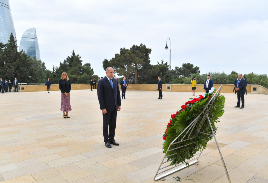 Президент Болгарии Румен Радев почтил память шехидов в Баку