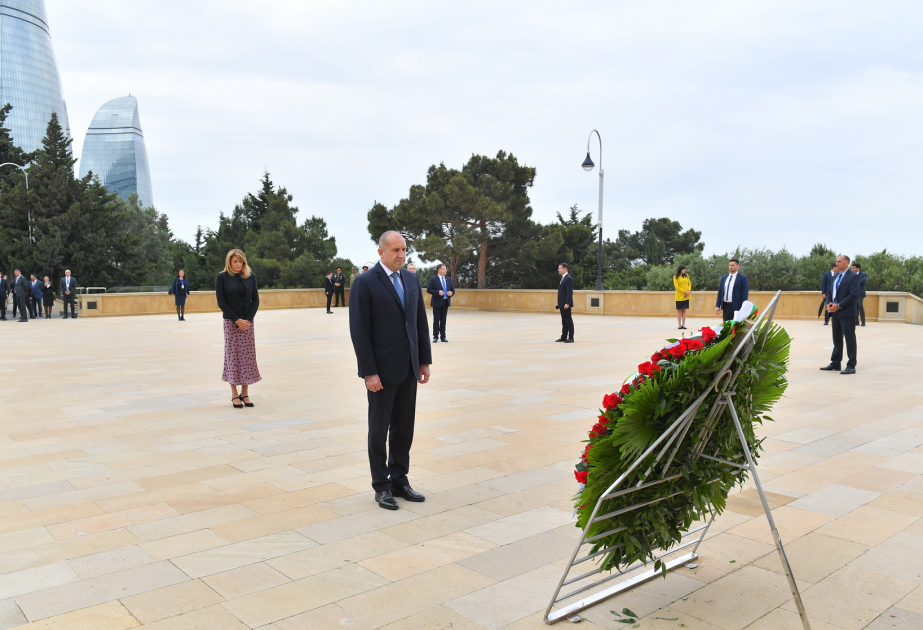 Bulgarian President visits Alley of Martyrs in Baku