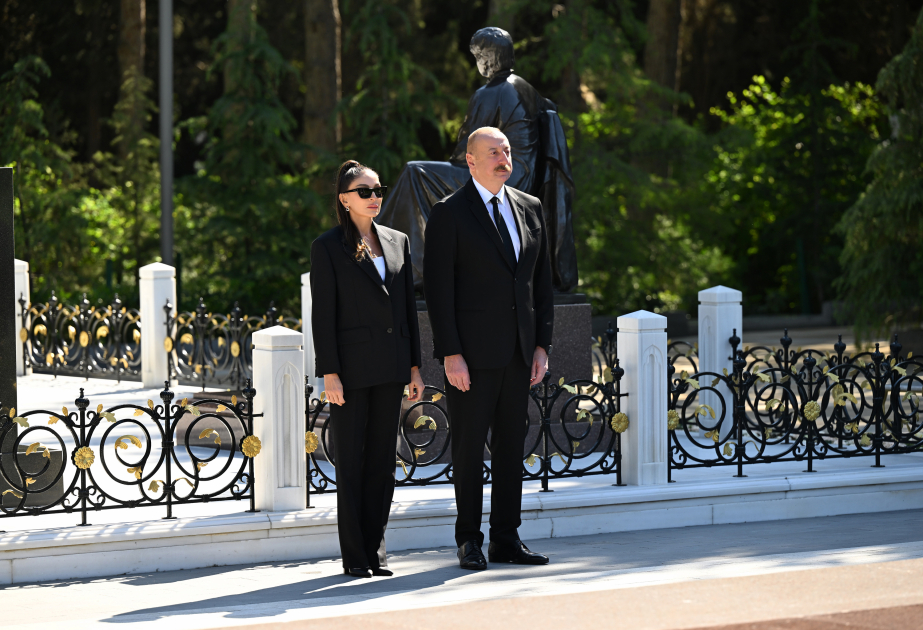 الرئيس إلهام علييف والسيدة الأولى مهربان علييفا يزوران ضريح حيدر علييف
