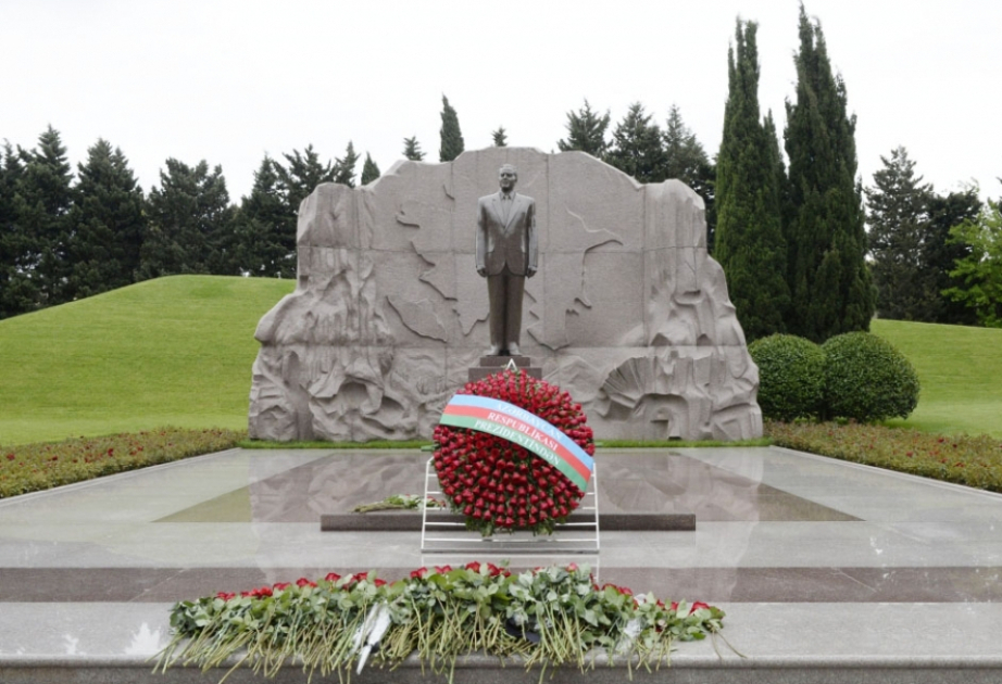 El pueblo azerbaiyano honra con profundo respeto la brillante memoria del Gran Líder Heydar Aliyev