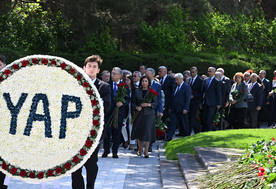 YAP-ın nümayəndələri Ulu Öndər Heydər Əliyevin məzarını ziyarət ediblər
