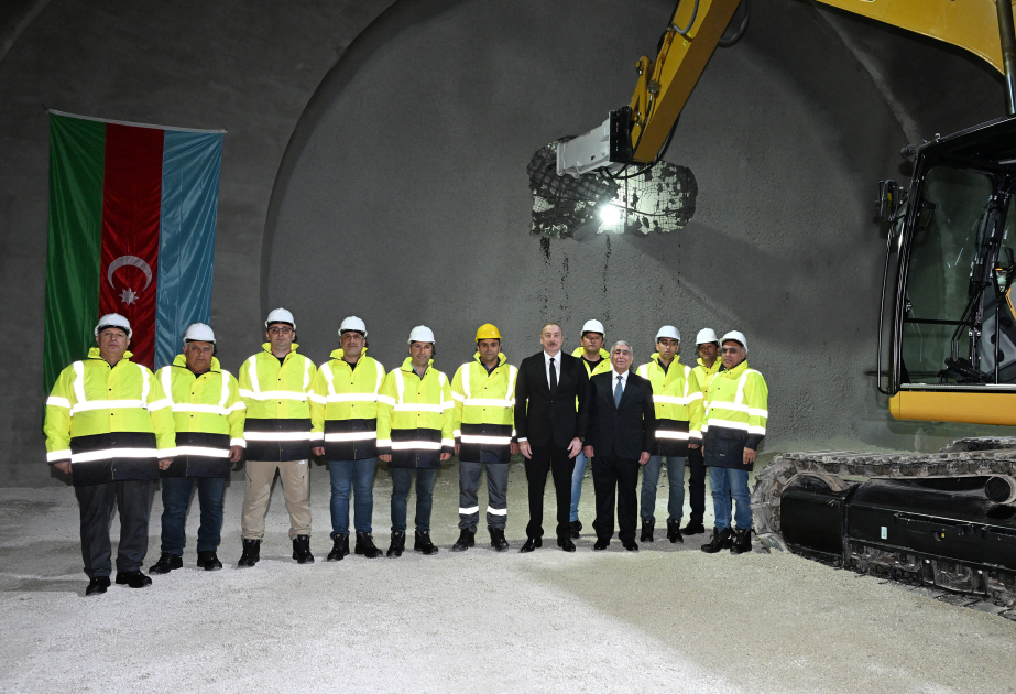Präsident Ilham Aliyev inspiziert Fortschritt beim Bau der Autobahn Ahmedbeyli-Füsuli-Schuscha, weiht ersten Tunnel ein