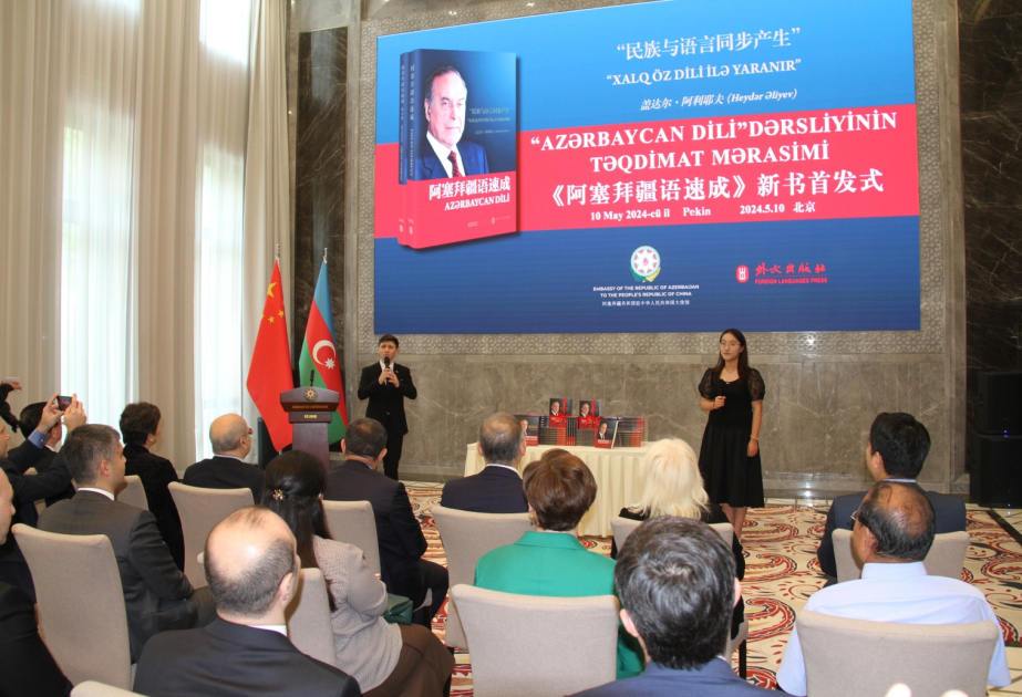 Pekində Ulu Öndərin fikirləri əsasında hazırlanmış “Xalq öz dili ilə yaranır” adlı Azərbaycan dili dərsliyinin təqdimatı olub VİDEO