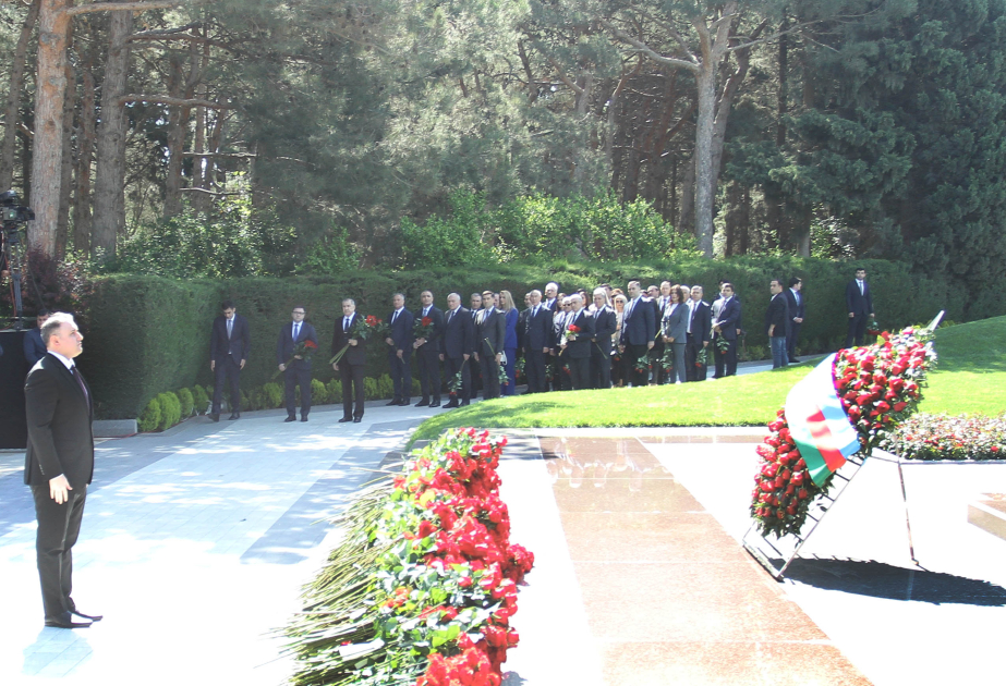 Müdafiə Sənayesi Nazirliyinin kollektivi Fəxri xiyabanda Ulu Öndər Heydər Əliyevin məzarını ziyarət edib