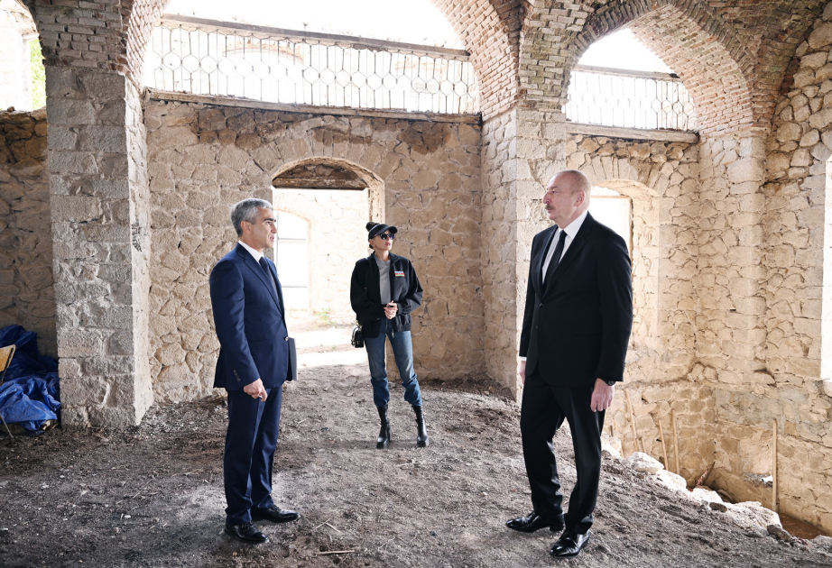 Präsident Ilham Aliyev inspiziert Restaurierungsarbeiten an der Chol-Gala-Moschee in Schuscha
