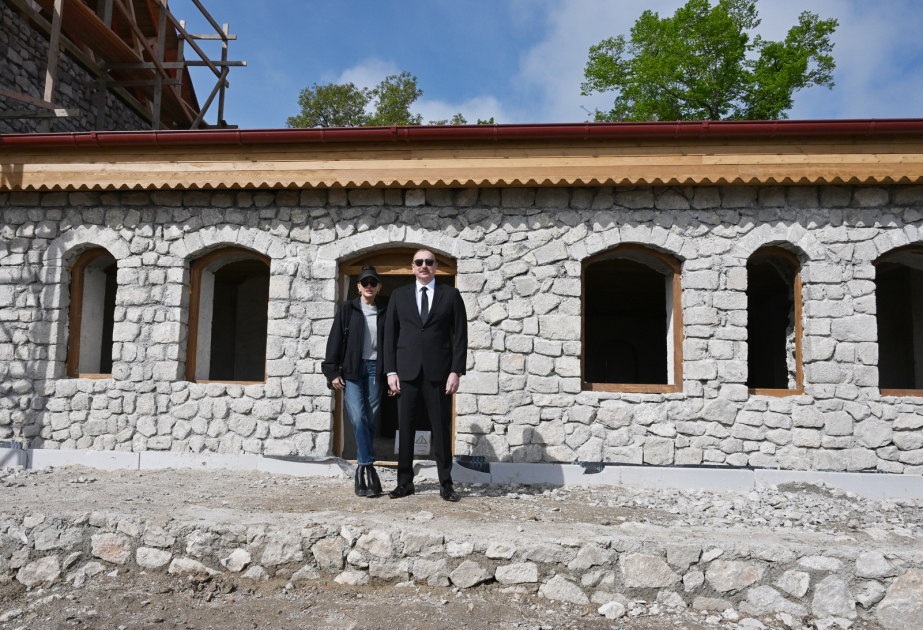 Präsident Ilham Aliyev und First Lady Mehriban Aliyeva machen sich mit Restaurierungsarbeiten am Uzeyir Hajibeyli-Hausmuseum in Schuscha vertraut