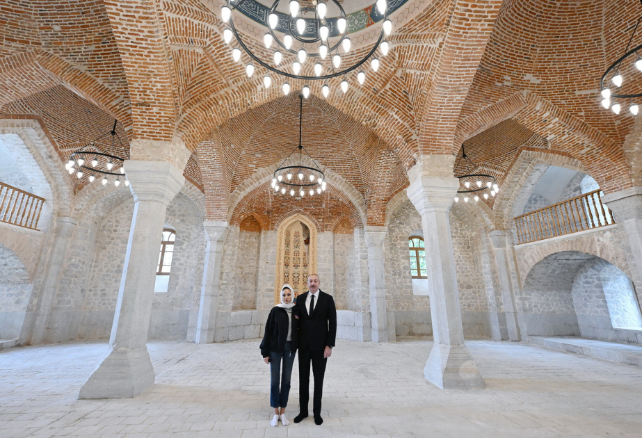Präsident Ilham Aliyev inspiziert Restaurierungsarbeiten an der Aschaghi-Govhar-Agha-Moschee in Schuscha VIDEO
