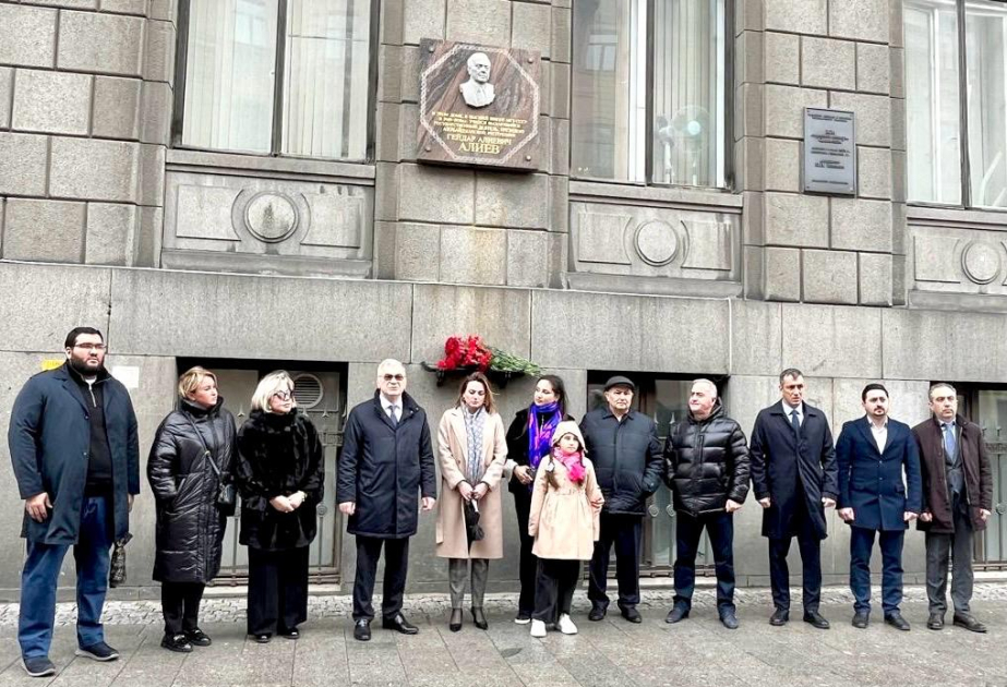 К барельефу великого лидера Гейдара Алиева в Санкт-Петербурге возложены цветы