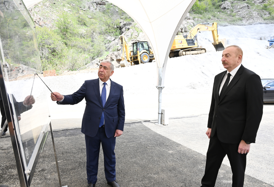 Präsident Ilham Aliyev inspiziert Baufortschritt der Autobahn Chankendi-Schuscha-Latschin VIDEO