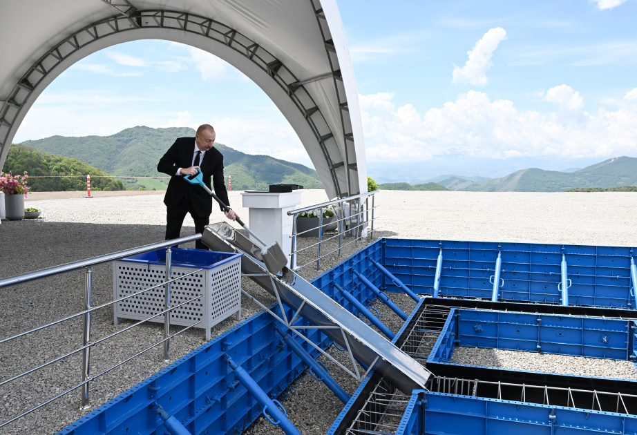 Präsident Ilham Aliyev legt Grundstein für Siedlung Turschsu im Bezirk Schuscha VIDEO