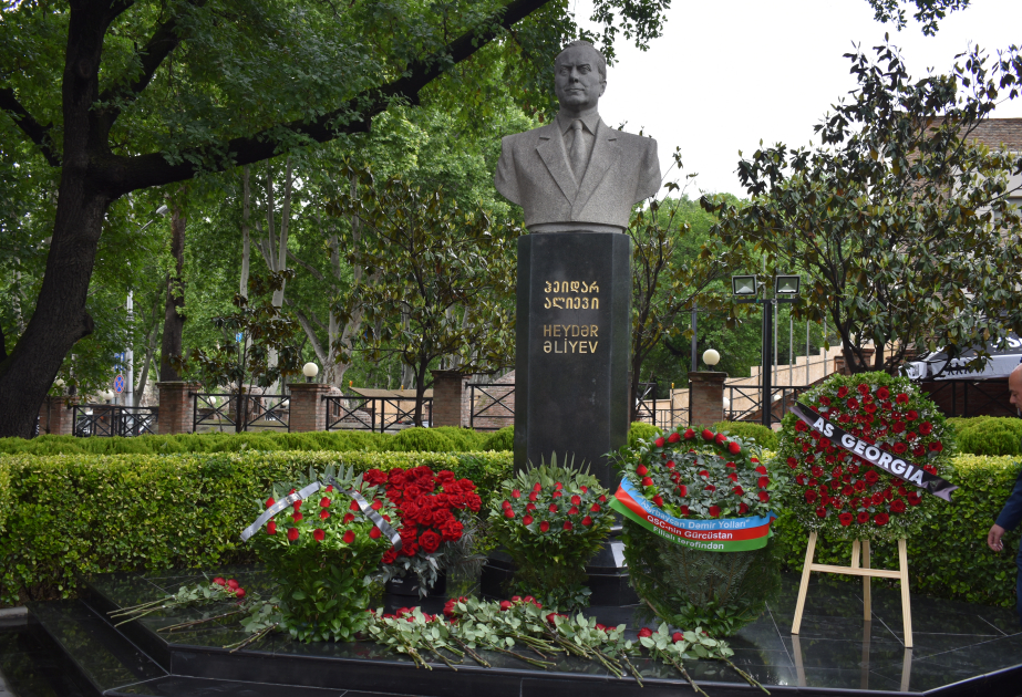Tbilisidə və Rustavidə xalqımızın Ümummilli Liderinin abidəsi ziyarət olunub