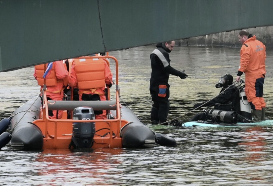 Три человека погибли в Санкт-Петербурге в результате падения пассажирского автобуса в реку