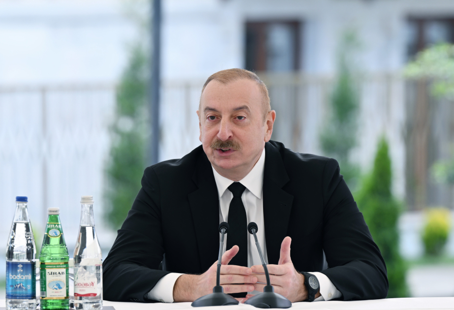 Prezident İlham Əliyev şuşalılarla görüşdə şəhərdəki tarixi abidələrin bərpasından danışıb