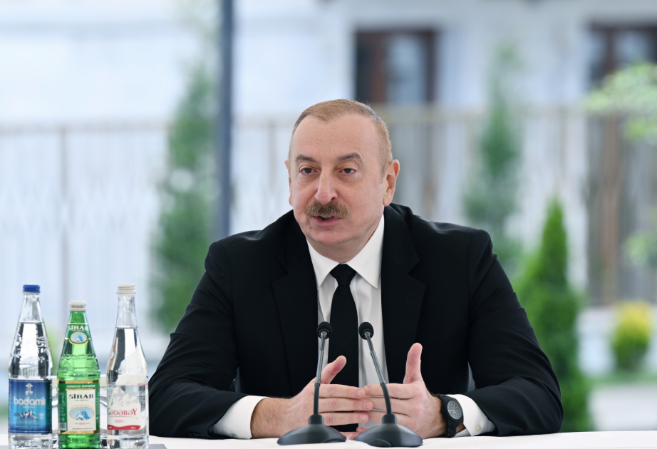 Le président Ilham Aliyev parle de la restauration des monuments historiques de la ville lors de la rencontre avec les habitants de Choucha