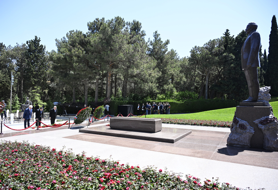 AZERTAC employees pay tribute to National Leader Heydar Aliyev