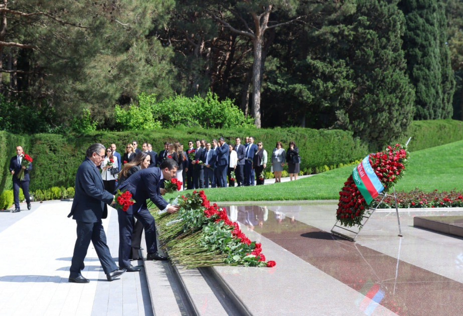 Medianın İnkişafı Agentliyində Ulu Öndərin anadan olmasının 101 illiyi ilə əlaqədar tədbir keçirilib, Ümummilli Liderin məzarı ziyarət edilib