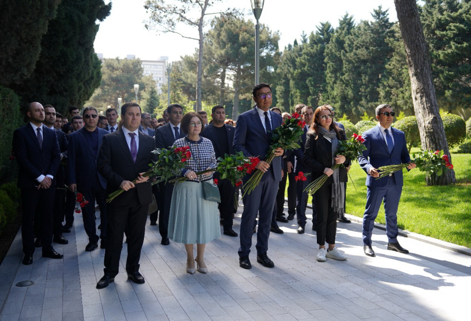 Gənclər və İdman Nazirliyinin rəhbərliyi Ulu Öndərin məzarını ziyarət edib