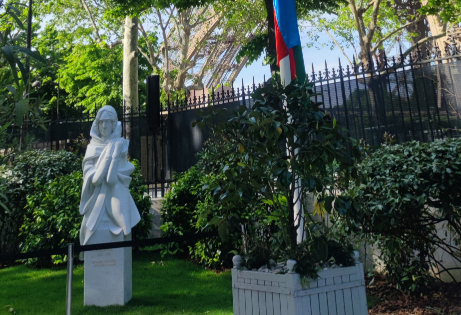 La estatua de Khurshudbanu Natavan se erige de nuevo en París