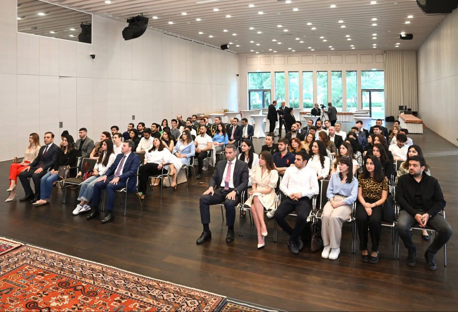 Almaniyada Ümummilli Liderin anadan olmasının 101-ci ildönümü münasibətilə gənclər konfransı keçirilib