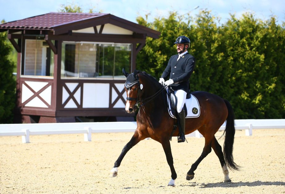 Un atleta azerbaiyano gana 4 medallas de oro en una competición internacional de equitación