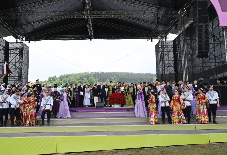 Präsident Ilham Aliyev und First Lady Mehriban Aliyeva nehmen am 7. Musikfestival "Khari-Bülbül" in Schuscha teil VIDEO