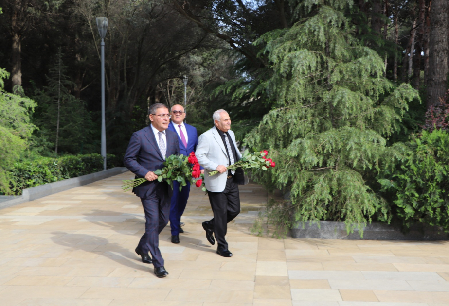 Beynəlxalq Ağırlıqqaldırma Federasiyasının prezidenti Bakıya gəlib, Fəxri xiyabanı ziyarət edib