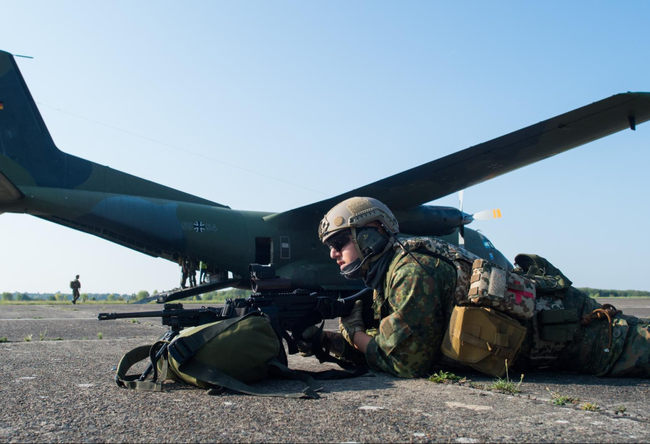Rumänien: NATO-Fallschirmjäger proben Befreiung eines Flugplatzes