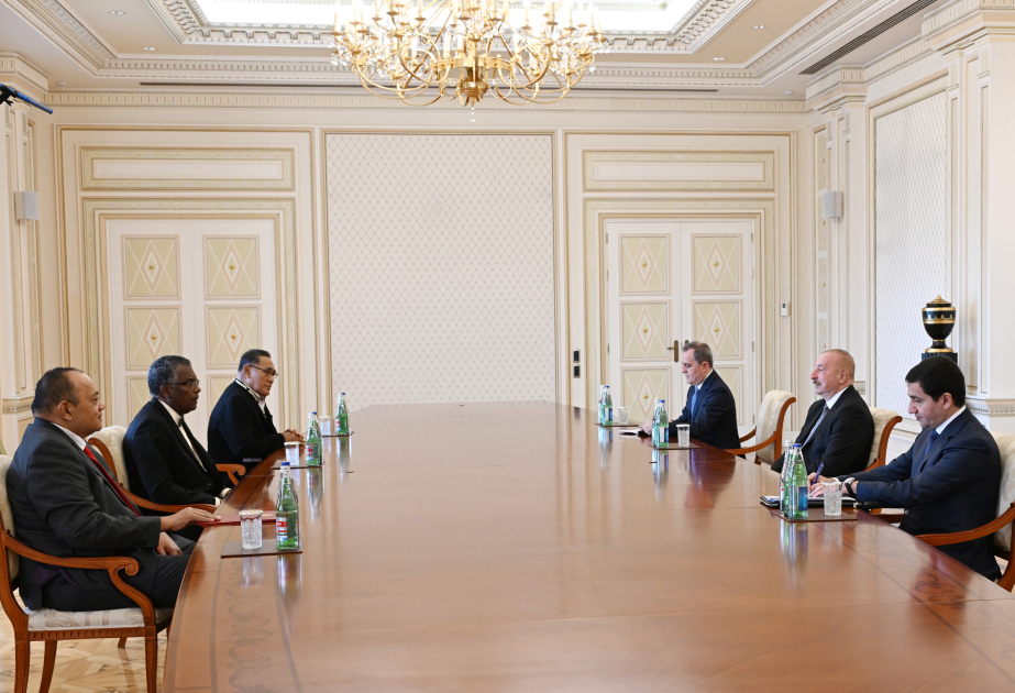 阿塞拜疆总统会见图瓦卢总督 、汤加总理和巴哈马外长