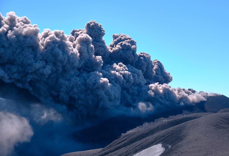 Ebeko vulkanı 3,5 kilometr yüksəkliyə kül püskürüb