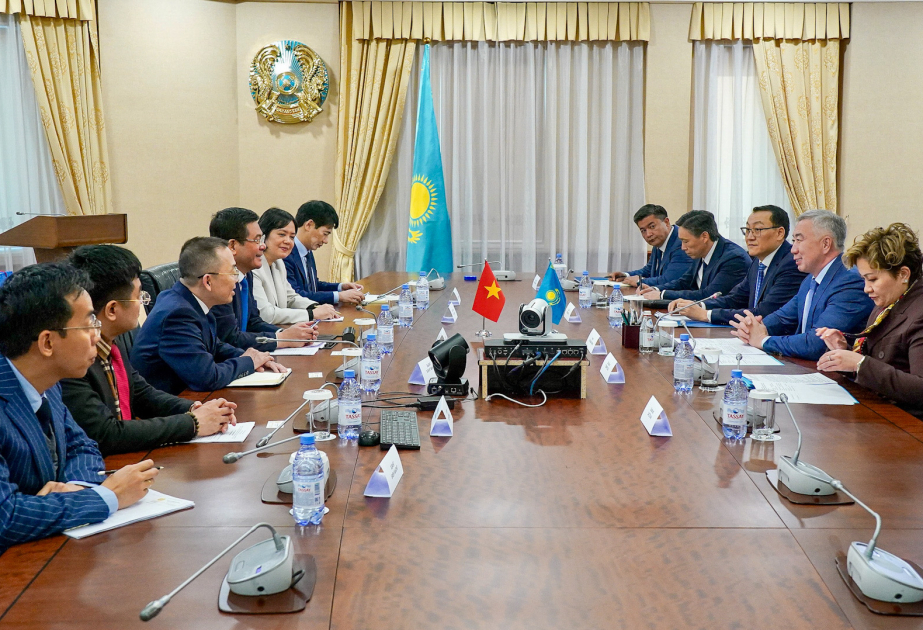 كازاخستان تدعو فيتنام بحث إمكانيات الممر الأوسط