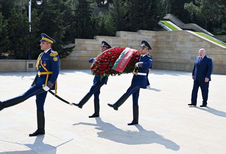 Belarus Prezidenti Aleksandr Lukaşenko Bakıda şəhidlərin xatirəsini anıb