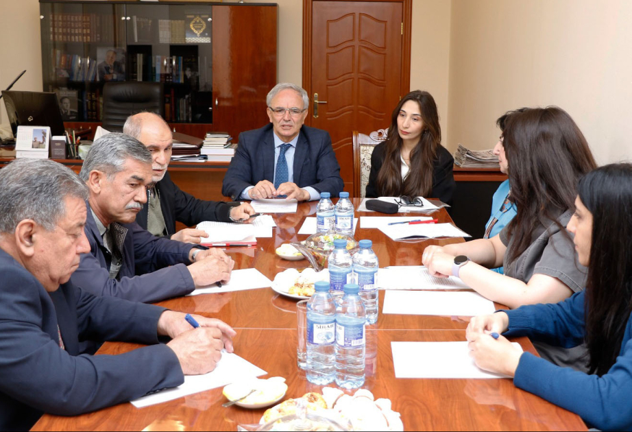 Azərbaycan dilinin normalarına riayət etmək məsələləri müzakirə olunub