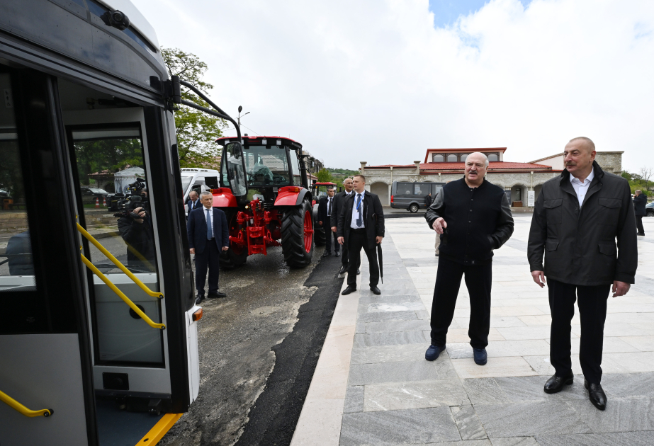 Ilham Aliyev et Alexandre Loukachenko passent en revue un bus produit conjointement par l’Azerbaïdjan et la Biélorussie et des tracteurs offerts par le président biélorusse