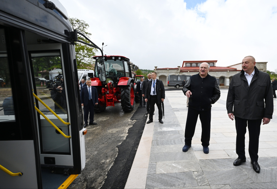 Inspección de autobuses de producción conjunta azerbaiyano-bielorrusa y tractores presentados por el Presidente de Belarús