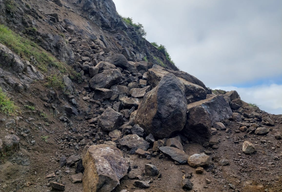 Lerikdə uçqun olub, Çayrud kəndinə gedən yol bağlanıb  FOTO