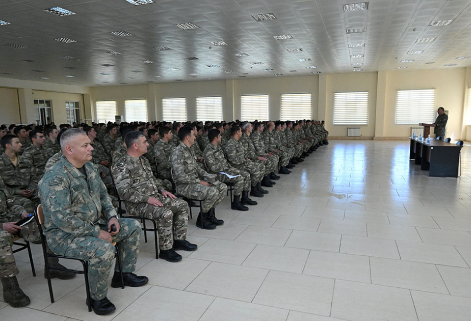 Müdafiə Nazirliyinin rəhbər heyəti hərbi vəzifəlilərlə görüşüb