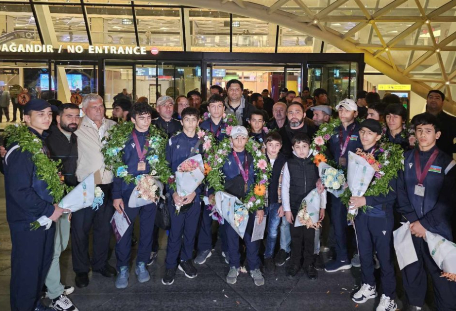 Avropa çempionu olan Azərbaycan güləş yığması Vətənə qayıdıb