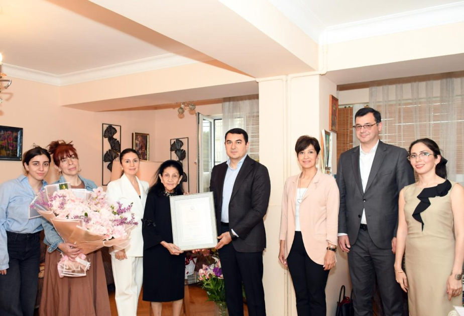 Xalq artisti Roza Cəlilova yubileyi münasibətilə evində ziyarət olunub
