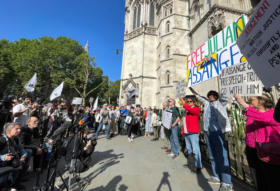 Everyone awaits decision on Assange – Photo reportage in front of the High Court in London VIDEO