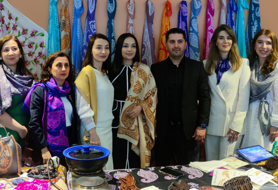 La sede de la UNESCO inauguró la exposición de kelaghayi "Danza de símbolos"