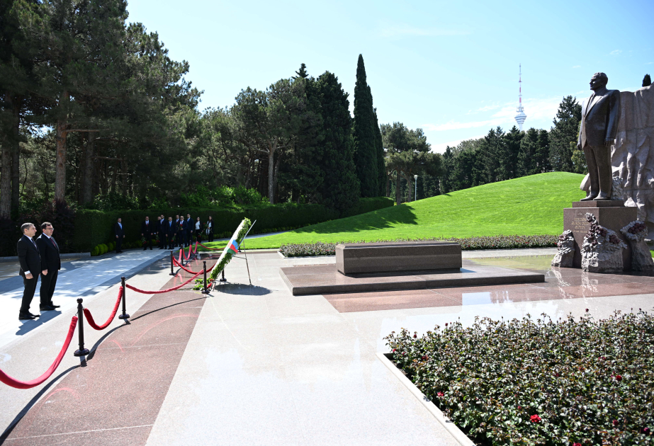 Bakou : le secrétaire général adjoint de la Grande Assemblée nationale de Türkiye visite les allées d’Honneur et des Martyrs