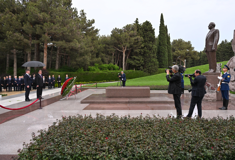 President of Tajikistan visits grave of National Leader Heydar Aliyev in Alley of Honors