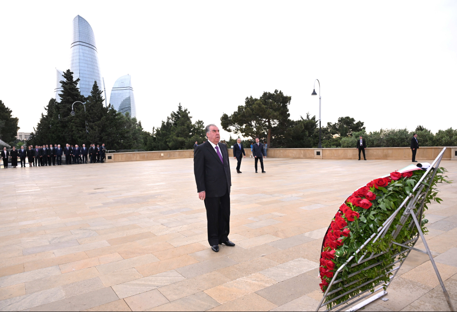 Prezident Emoməli Rəhmon Şəhidlər xiyabanını ziyarət edib