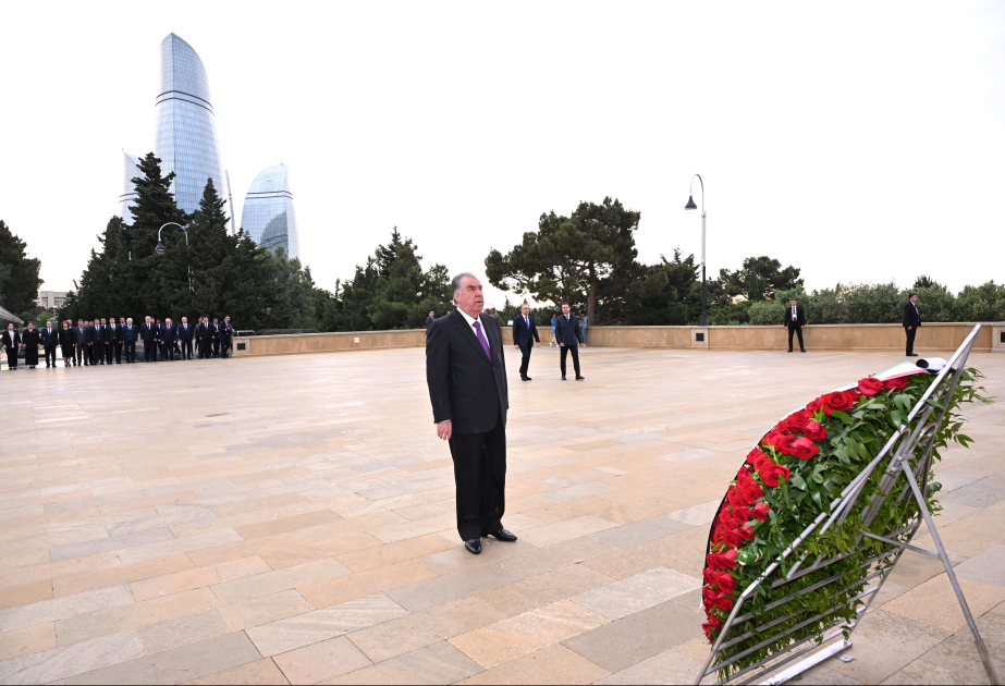President of Tajikistan visits Alley of Martyrs in Baku
