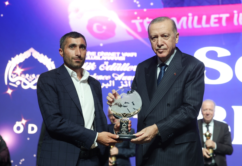 Rəcəb Tayyib Ərdoğan təbii fəlakətdən zərər çəkənlərə yardım toplayan azərbaycanlını mükafatlandırıb